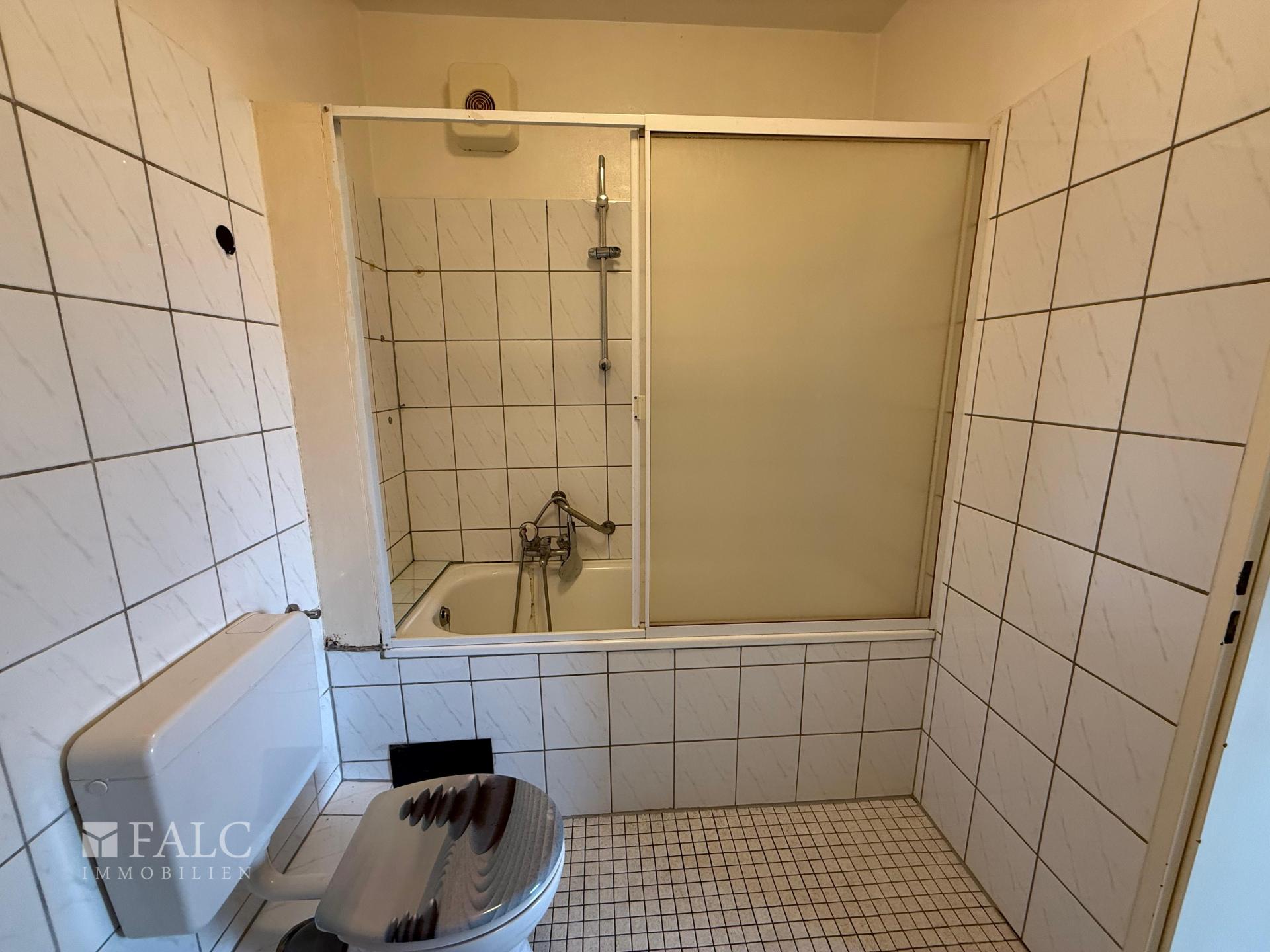 Badezimmer (Wanne + Dusche)